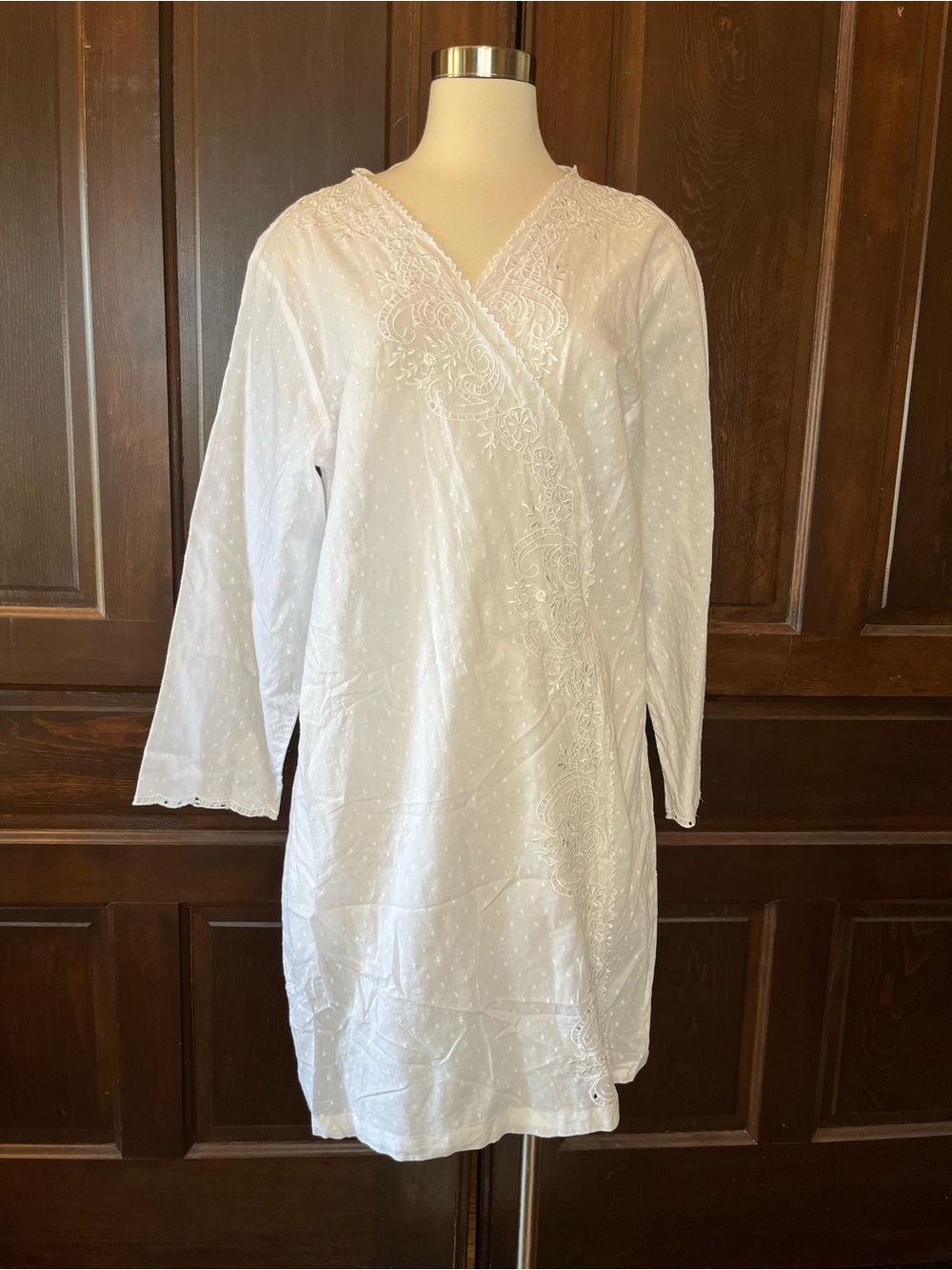 Smithsonian Institution White Embroidered Robe L Lightweight Dotted Swiss Cotton